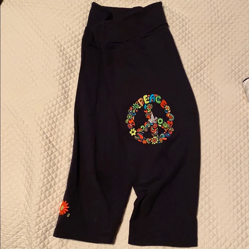 MargaritaSport Peace logo Blk Capris, Sz3 (US 4-8)